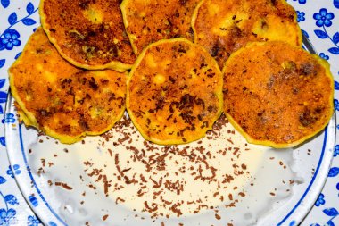 Tabakta ekşi krema ve çikolata parçacıkları ile Cheesecakes.