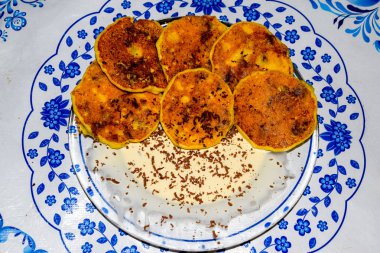 Tabakta ekşi krema ve çikolata parçacıkları ile Cheesecakes.