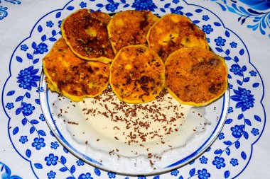 Tabakta ekşi krema ve çikolata parçacıkları ile Cheesecakes.