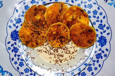 Tabakta ekşi krema ve çikolata parçacıkları ile Cheesecakes.