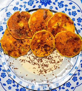 Tabakta ekşi krema ve çikolata parçacıkları ile Cheesecakes.