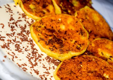 Tabakta ekşi krema ve çikolata parçacıkları ile Cheesecakes.