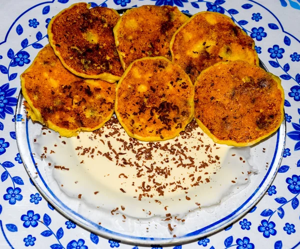 Pasteles de queso con crema agria y chispas de chocolate en el plato . — Foto de Stock