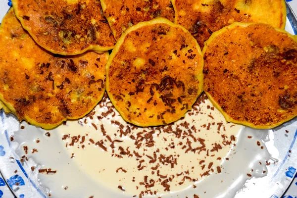 Tabakta ekşi krema ve çikolata parçacıkları ile Cheesecakes.