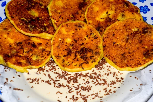 Pasteles de queso con crema agria y chispas de chocolate en el plato . — Foto de Stock