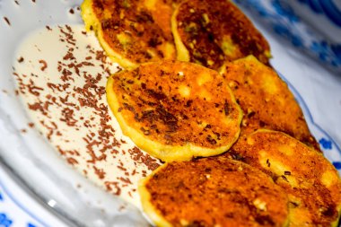 Tabakta ekşi krema ve çikolata parçacıkları ile Cheesecakes.