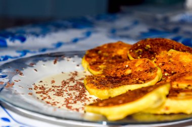 Tabakta ekşi krema ve çikolata parçacıkları ile Cheesecakes.