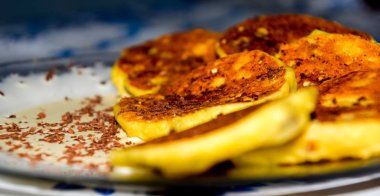 Tabakta ekşi krema ve çikolata parçacıkları ile Cheesecakes.