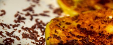 Tabakta ekşi krema ve çikolata parçacıkları ile Cheesecakes.