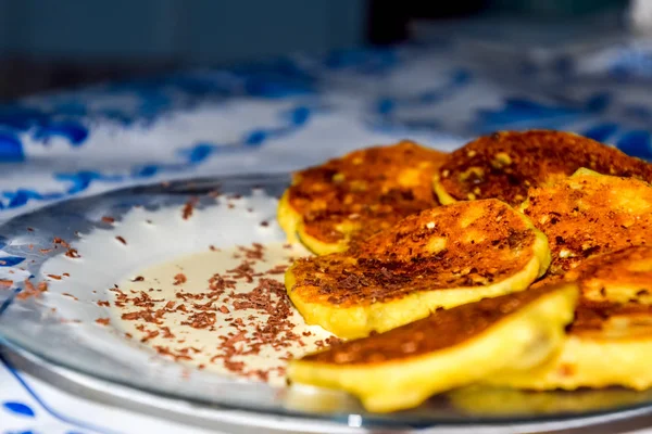 Tabakta ekşi krema ve çikolata parçacıkları ile Cheesecakes.