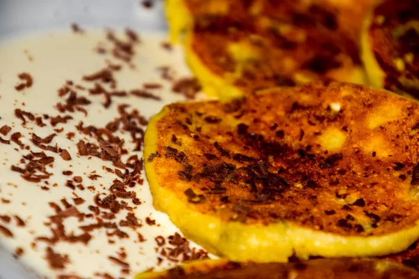 Pasteles de queso con crema agria y chispas de chocolate en el plato . — Foto de Stock