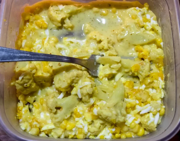 Breakfast of eggs, corn and broccoli in a container and with — Stock Photo, Image