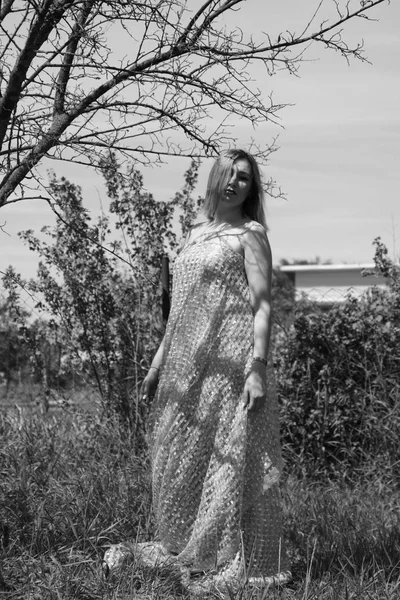 Photo noir et blanc, fille dans le jardin sur une prairie dans une robe . — Photo