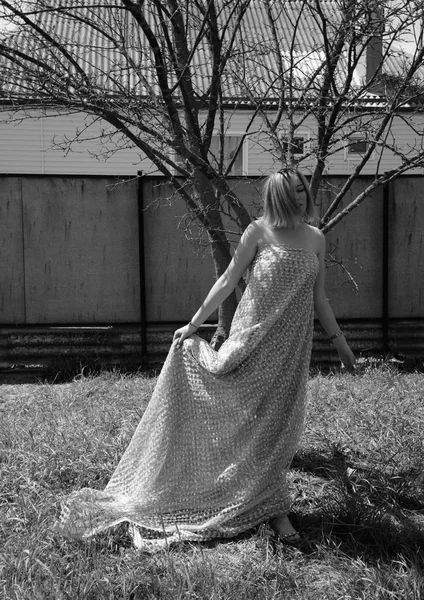 Schwarz-Weiß-Foto, Mädchen im Garten auf einer Wiese im Kleid. — Stockfoto