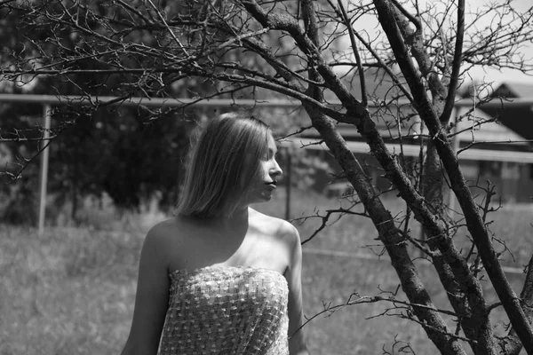 Photo noir et blanc, fille dans le jardin sur une prairie dans une robe . — Photo