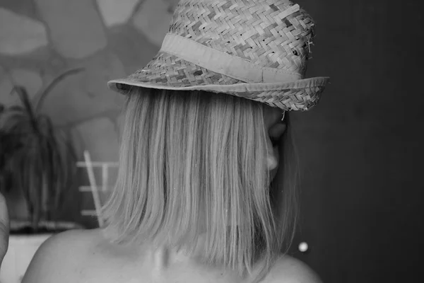 Portrait de dame au chapeau en osier, photo rétro noir-blanc . — Photo