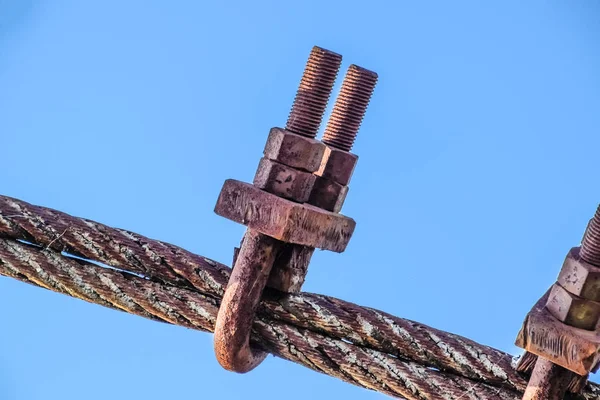 Braçadeira de fixação no cabo de aço da ponte — Fotografia de Stock