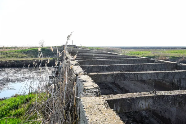 Sistema de irrigação do canal campos de arroz. Túnel de concreto para canal de irrigação . — Fotografia de Stock