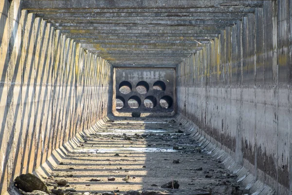 Vista interna del canale di irrigazione in cemento artificiale . — Foto Stock