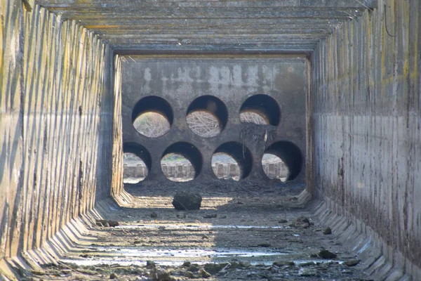 Vista interior del canal de riego de hormigón artificial . —  Fotos de Stock