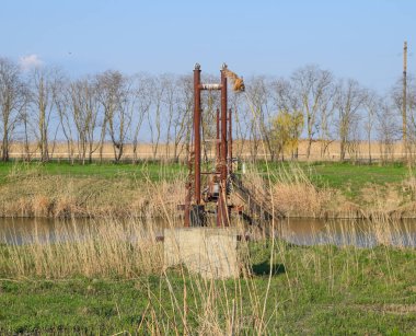 Sulama kanalından çelik köprü ve gaz boru hattı.