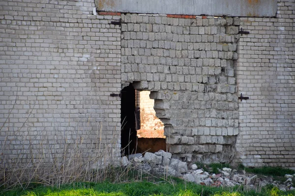 O velho tijolo soviético abandonou o edifício. Construção de tijolos em colapso . — Fotografia de Stock