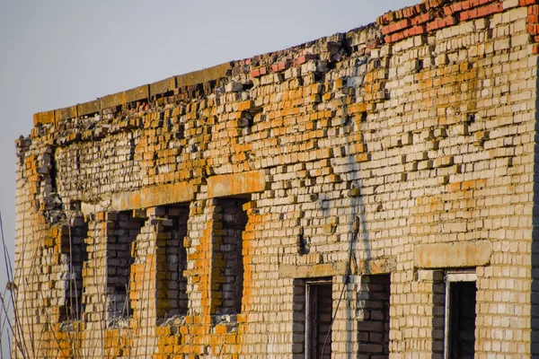 旧苏维埃砖废弃建筑。坍塌砖结构. — 图库照片