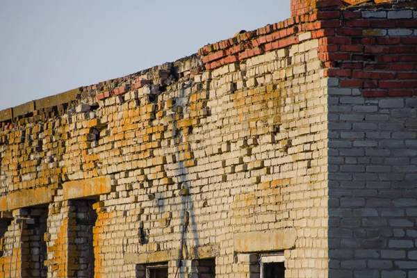 旧苏维埃砖废弃建筑。坍塌砖结构. — 图库照片