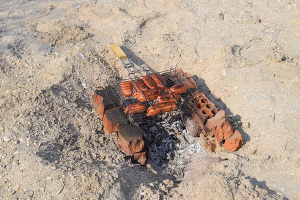 Saucisses frites sur un feu . — Photo