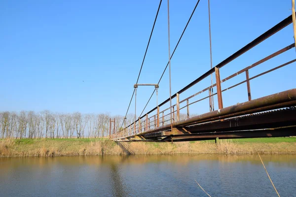 Pont en acier et gazoduc à travers le canal d'irrigation . — Photo