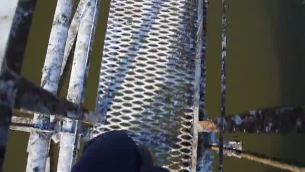 Een Man Loopt Brug Neemt Video Van Zijn Benen — Stockvideo