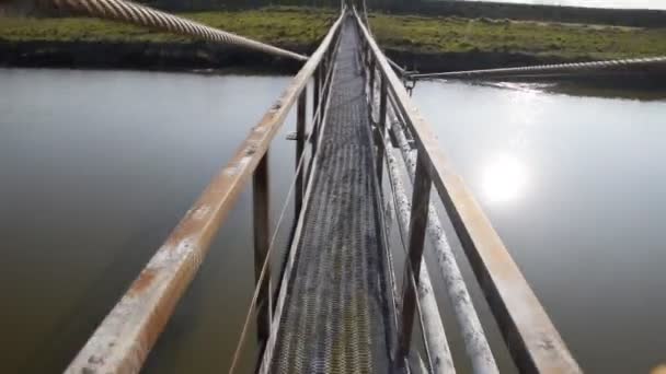 Stahlbrücke Und Gasleitung Durch Den Bewässerungskanal — Stockvideo