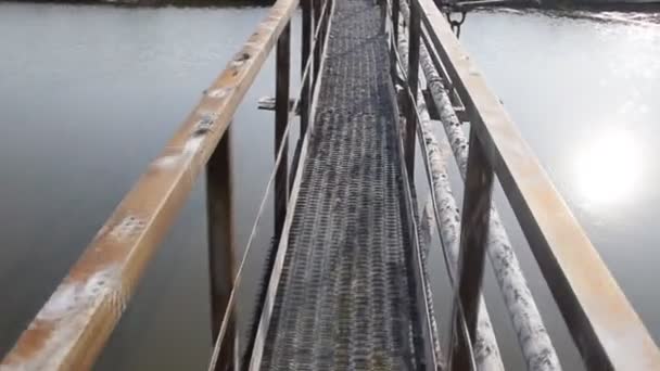 Stahlbrücke Und Gasleitung Durch Den Bewässerungskanal — Stockvideo