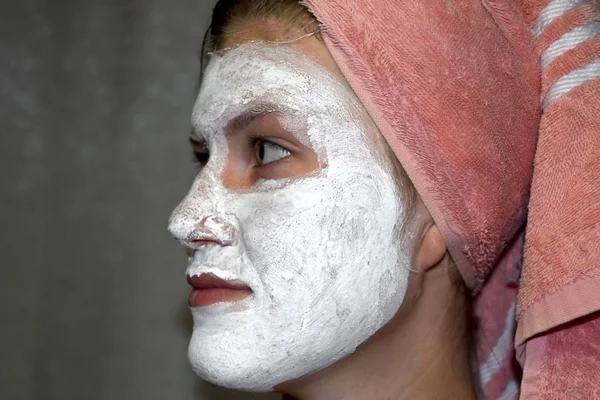 Косметическая белая маска для лица из зубной пасты. Женщина в белой косметической маске — стоковое фото