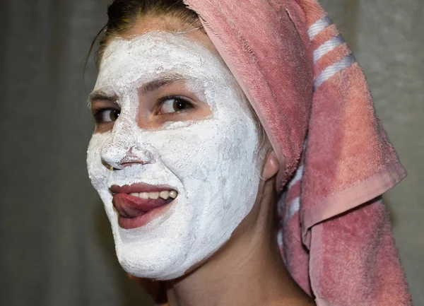 Kosmetische weiße Gesichtsmaske aus Zahnpasta. Frau in weißer Kosmetikmaske — Stockfoto