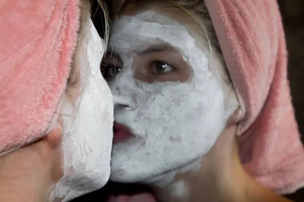 Косметична біла маска для обличчя зубної пасти. Жінка в білій косметичній масці — стокове фото