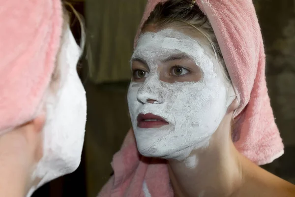 Косметическая белая маска для лица из зубной пасты. Женщина в белой косметической маске — стоковое фото