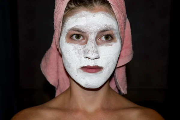 Maschera bianca cosmetica di dentifricio. Donna in maschera cosmetica bianca — Foto Stock