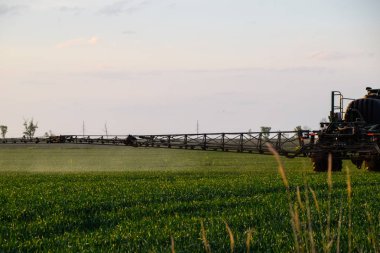 Traktör spreyinden sıvı gübre fışkırıyor..