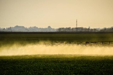 Traktör spreyinden sıvı gübre fışkırıyor..