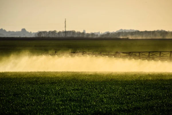 Jets de fertilizante líquido del pulverizador tractor. —  Fotos de Stock