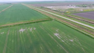 çöp yığını ile çöplük. Köy dışında çöp depolama.