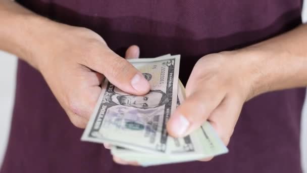 Mężczyzna trzyma paczkę dolarów — Wideo stockowe