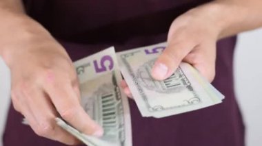 adam bir paket içinde dolar anlatıyor