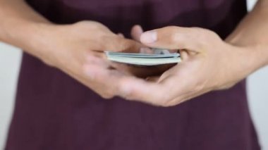 adam tutar, takas, dolar bir paket elinde