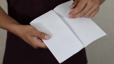 adam dolar zarf tomar dışarı çeker.