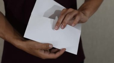 adam dolar zarf tomar dışarı çeker.