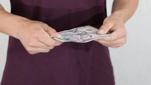 Mann erzählt lässig von einer Packung Dollars in seinen Händen. Geld Dollar — Stockvideo