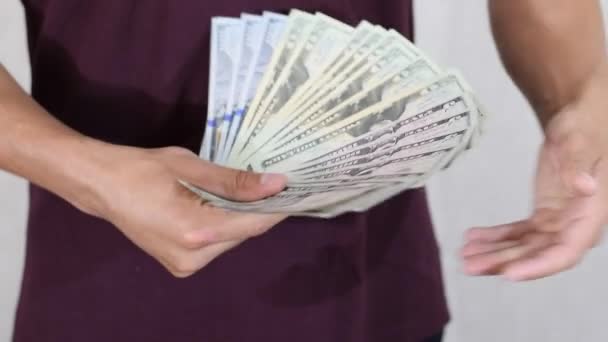 Ο άνθρωπος έκανε ένα πακέτο δολάρια. Δολάρια χρημάτων στα χέρια — Αρχείο Βίντεο