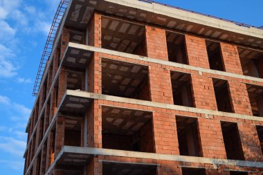 Tuğladan yeni bir evin inşaatı. Yüksek katlı inşaat.